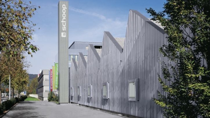 Moderne Metallfassade mit Sägezahn-Dach der Schoop Firmenzentrale in Baden-Dättwil, Karriere und Lehrstelle im Aargau