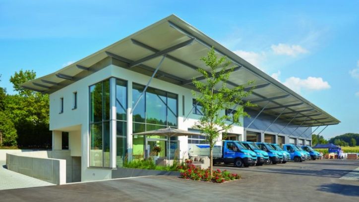 Modernes Büro- und Lagergebäude mit Firmenfahrzeugen von Schoop Gartenbau in Fislisbach, Karriere und Lehrstellen im Aargau
